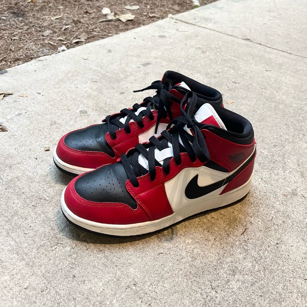 Air Jordan 1 Mid Chicago Black Toe